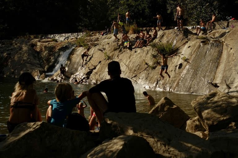 La gente se refresca en el río Arga, Pamplona, ​​norte de España