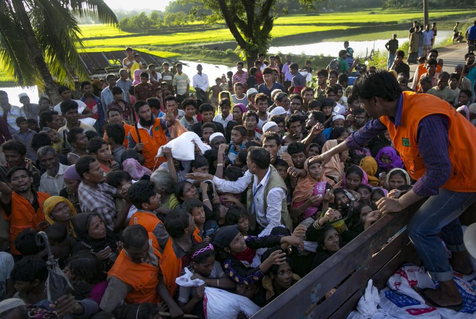 Recently arrived Rohingya refugees wait to receive aid donations in Bangladesh. (Photo: Allison Joyce/Getty Images)