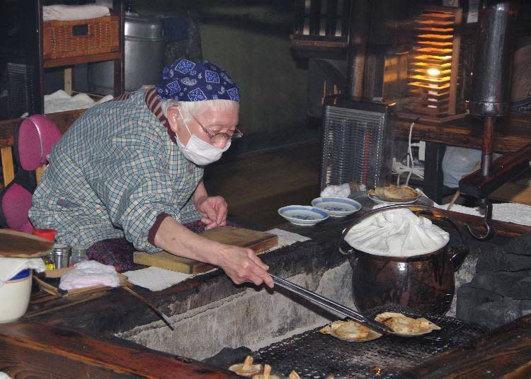 ▲負責燒烤作業的店員在日文會稱作「焼き手（yakite）」。「Robata」店員中島靜子女士2022年時已86歲，擁有超級豐富的爐端燒烹飪經驗