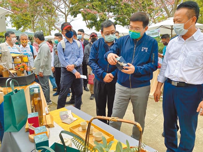 交通部長王國材（右二）、嘉義縣長翁章梁（右一）參觀雲嘉嘉觀光圈業者的特色物產。（廖素慧攝）