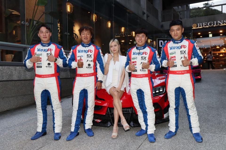 五號車庫車隊的隊長–徐雲泰(左二)表示，有了D1 GP Taiwan賽事的舉辦，除了可以讓參賽車輛的相關設定，更符合國際規範外，也可以成為車手出國比賽的跳板與橋樑，相信可以為國內甩尾賽事帶來新氣象。