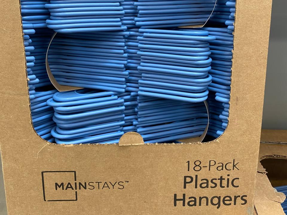 plastic hangers at walmart