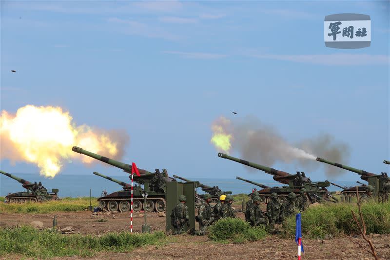  第四作戰區「聯合反登陸作戰操演」實彈射擊16日在楓港陣地展開。（圖／軍聞社提供）