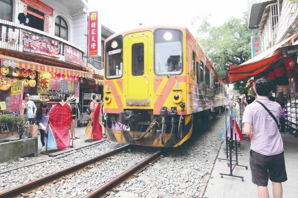 「火車門前過」風貌是十分老街的獨特風景。（新北市觀旅局提供）