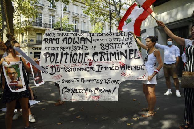 <p>Les manifestants ont demandé la démission de l'ambassadeur du Liban en France. </p>