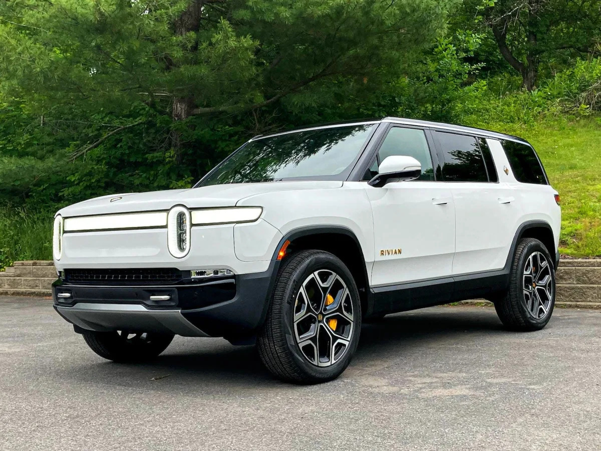 I drove Rivian's new R1S — it's like 3 dream cars wrapped up in one ultra-cool e..