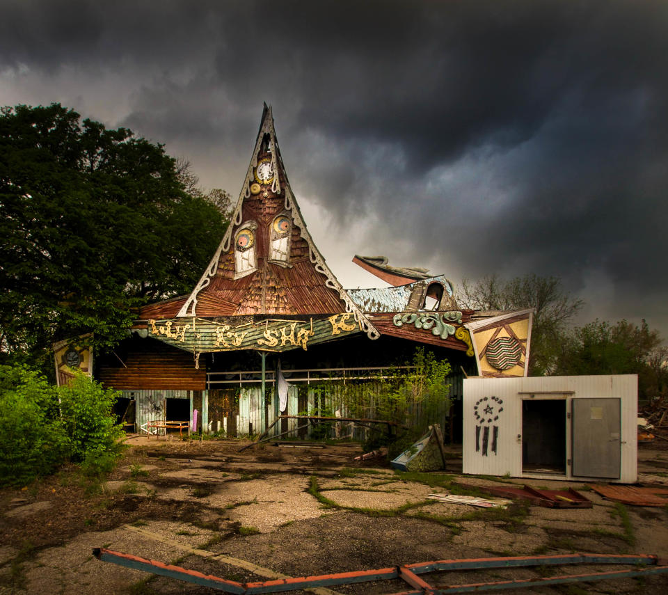 <p>Il fotografo 38enne Seph Lawless ha girato i parchi divertimento abbandonati dagli americani. Posti falliti, sogni conclusi come questo chiamato Joyland, nel Kansas. (SEPH LAWLESS / CATERS)<br></p>