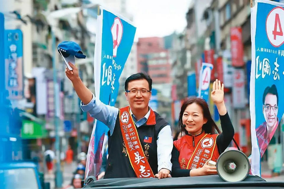 &#x005433;&#x0059bb;&#x00ff08;&#x0053f3;&#x00ff09;&#x005f80;&#x006614;&#x0066fe;&#x008ce3;&#x00529b;&#x0066ff;&#x005433;&#x005fd7;&#x00525b;&#x00ff08;&#x005de6;&#x00ff09;&#x008f14;&#x009078;&#x00ff0c;&#x008fd1;&#x00671f;&#x005df2;&#x009bae;&#x005c11;&#x008207;&#x005433;&#x005728;&#x00516c;&#x00958b;&#x005834;&#x005408;&#x00540c;&#x006846;&#x003002;&#x00ff08;&#x007ffb;&#x00651d;&#x005433;&#x005fd7;&#x00525b;&#x0081c9;&#x0066f8;&#x00ff09;