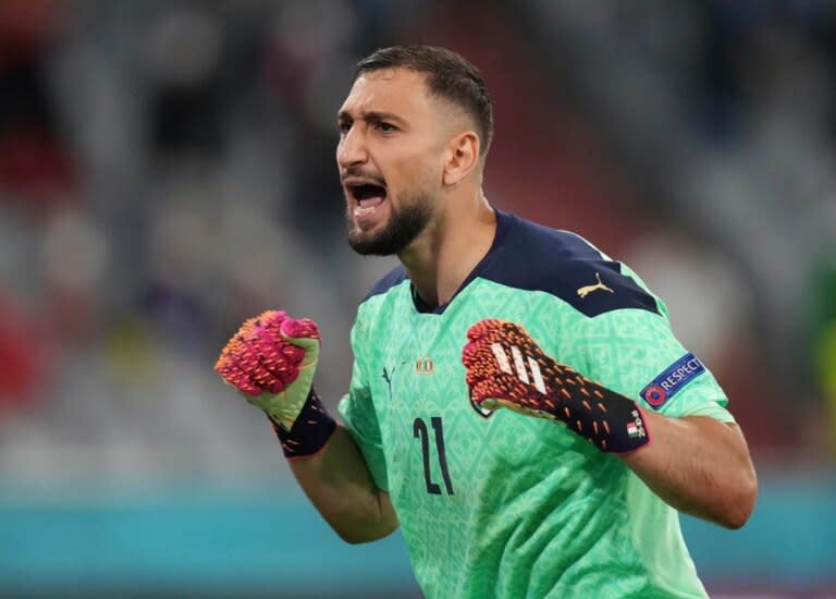 Los guantes marca Adidas con picos de goma que se vieron en la Eurocopa