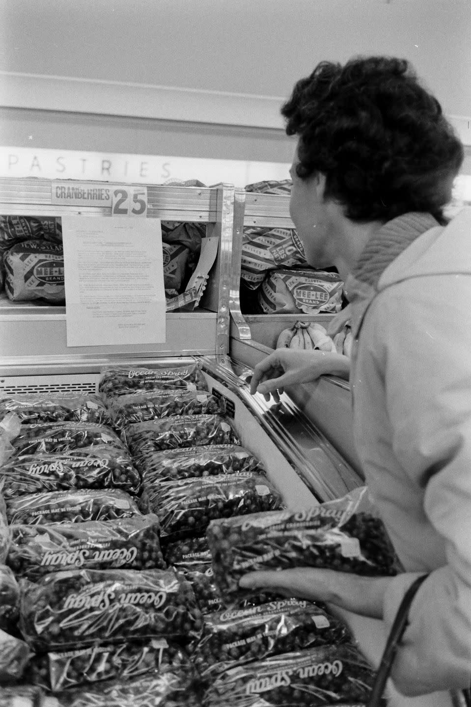 <p>The invention of plastic film also gave rise to the trend of pre-wrapped vegetables. If you believe <a href="https://clickamericana.com/topics/culture-and-lifestyle/scenes-from-grocery-stores-supermarkets-of-yesteryear" rel="nofollow noopener" target="_blank" data-ylk="slk:this 1953 advert;elm:context_link;itc:0;sec:content-canvas" class="link ">this 1953 advert</a>, it's a better way to buy lettuce.</p>