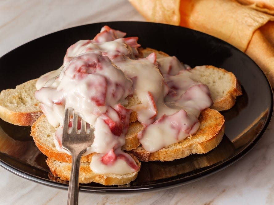 chipped beef on bread