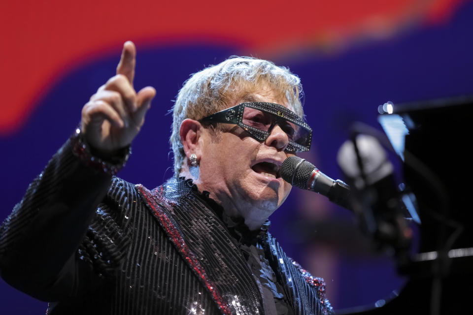 <p>Elton John ist inzwischen ein Stammgast auf royalen Großveranstaltungen. Der Musiker war unter anderem bereits bei der Hochzeit von Prinzessin Eugenies Eltern Prinz Andrew und Sarah Ferguson im Jahr 1986 dabei. (Bild: AP Photo) </p>