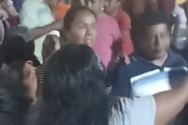 alcaldesa de cuicatlán, oaxaca, increpada por pobladores que la acusan de enriquecimiento ilícito