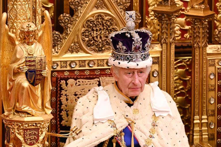 El rey Carlos III de Gran Bretaña, vestido con la Corona Imperial del Estado y la Túnica de Estado, se sienta en el Trono del Soberano en la cámara de la Cámara de los Lores, durante la Apertura Estatal del Parlamento, en las Casas del Parlamento, en Londres, el 7 de noviembre, 2023.