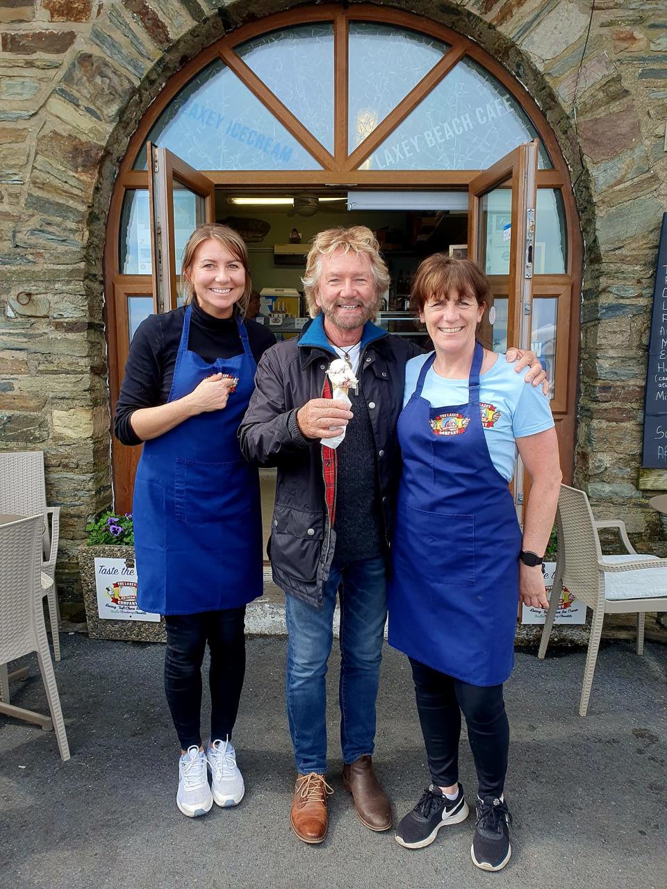 Noel Edmonds posed with staff at the Laxey Beach Stop Cafe on the Isle of Man. (SWNS)

