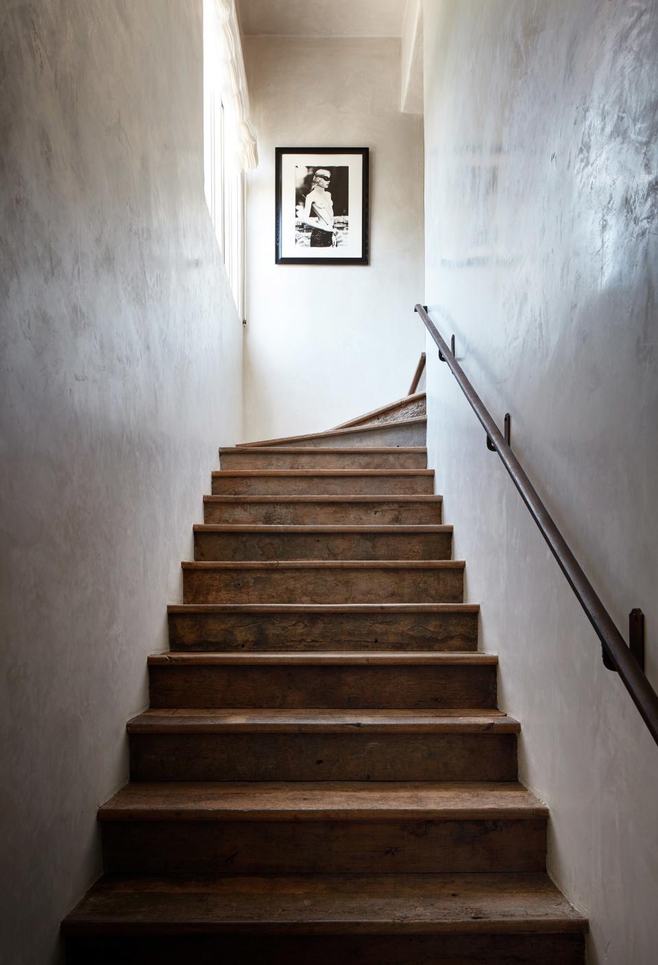 A photograph by Ellen von Unwerth hangs in the stairwell.