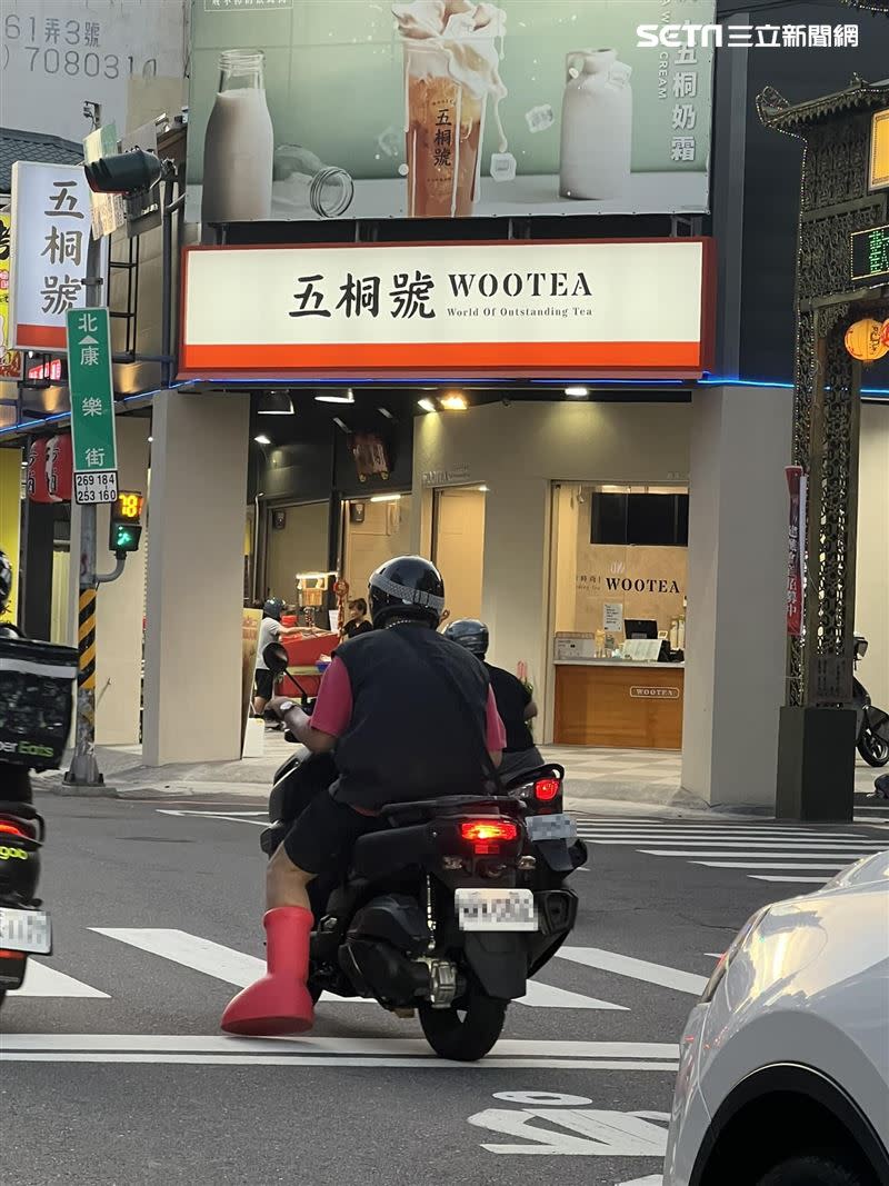 原PO在台南看到男騎士穿著神似原子小金剛的大紅靴。（圖／簡小姐 授權提供）