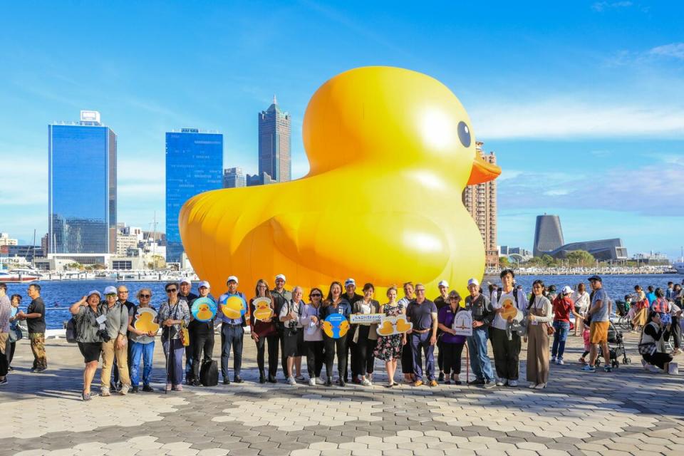 友好夥伴城市訪團與黃色小鴨合影。   圖：高雄市行國處/提供