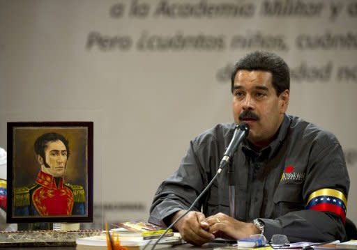 El presidente encargado de Venezuela, Nicolás Maduro, estrenó el domingo una cuenta en Twitter desde donde intentará llenar el espacio virtual dejado por su mentor Hugo Chávez, el mismo día que la televisión estatal volvió a transmitir "Aló Presidente", el famoso programa que catapultó como líder mediático al fallecido mandatario. (AFP | Juan Barreto)