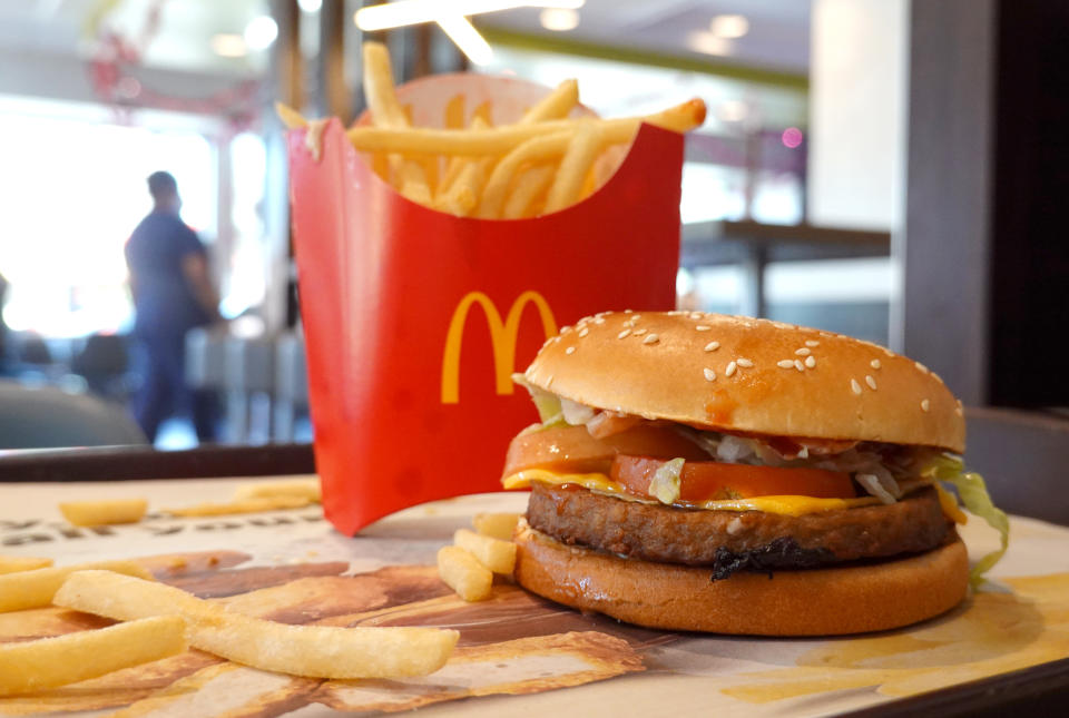 En esta ilustración fotográfica, se muestra una hamburguesa McPlant Beyond Meat de McDonald's con papas fritas en un restaurante McDonald's el 14 de febrero de 2022 en San Rafael, California. Casi tres años después de que Burger King y Carl's Jr. lanzaran hamburguesas sin carne, McDonald's presentó su hamburguesa McPlant hecha con una hamburguesa vegetariana Beyond Meat. Por tiempo limitado, la hamburguesa se ofrecerá en 600 restaurantes McDonald's de todo el país. (Ilustración fotográfica de Justin Sullivan/Getty Images)