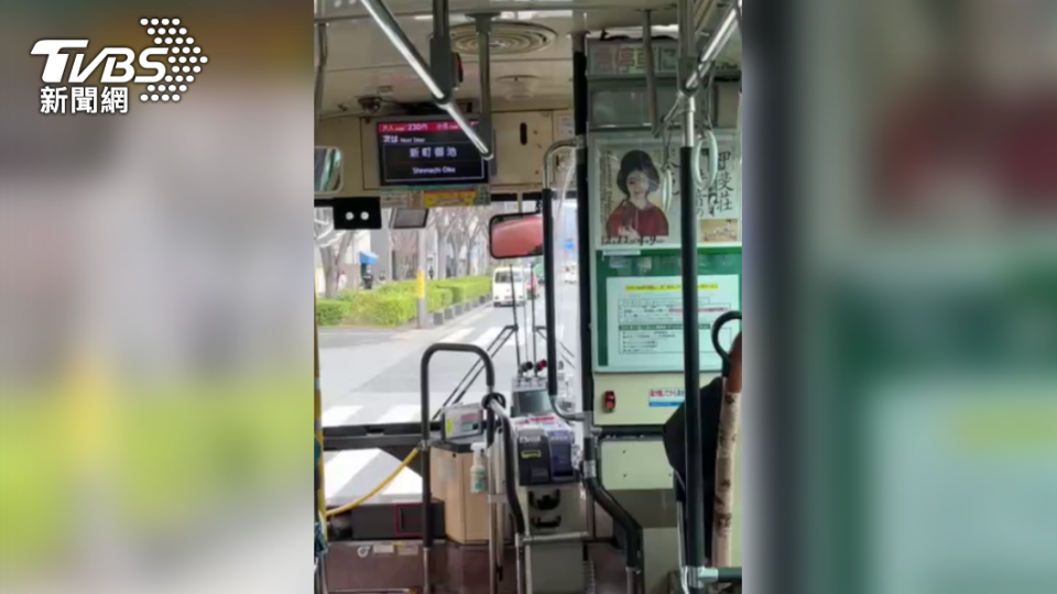 搭乘日本公車未停妥之前不能離開座位或站立位置。（圖／葉韋辰攝）