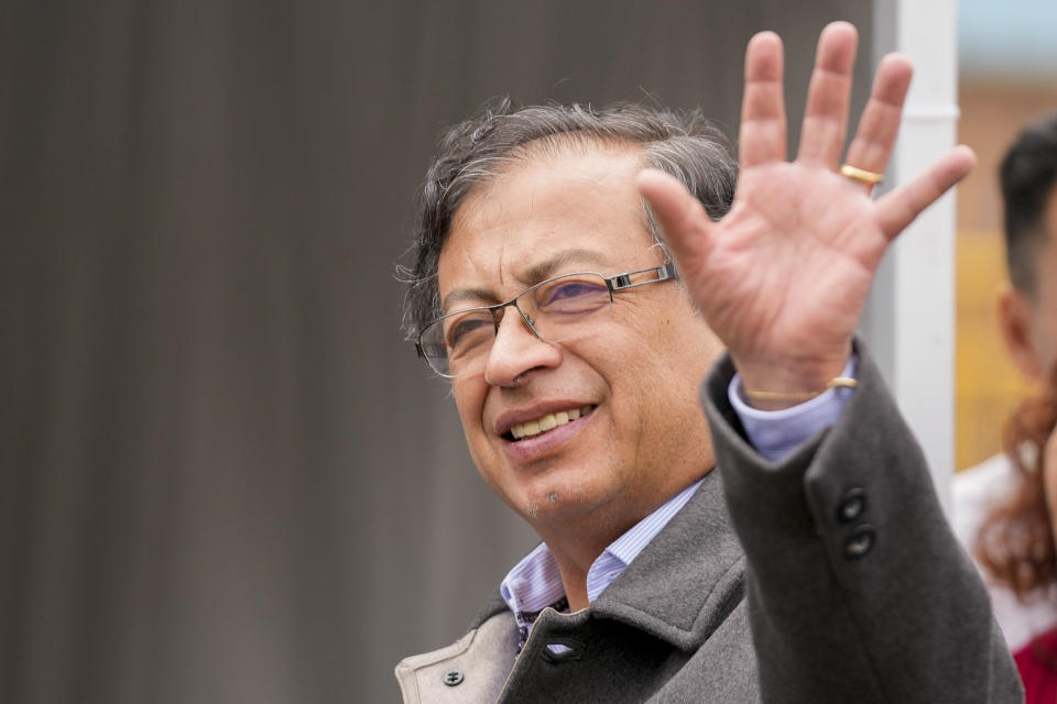 El entonces candidato presidencial Gustavo Petro saluda a su llegada para votar en una segunda vuelta presidencial en Bogotá, Colombia, el domingo 19 de junio de 2022. Petro tomará posesión el 7 de agosto. (AP Foto/Fernando Vergara, Archivo)