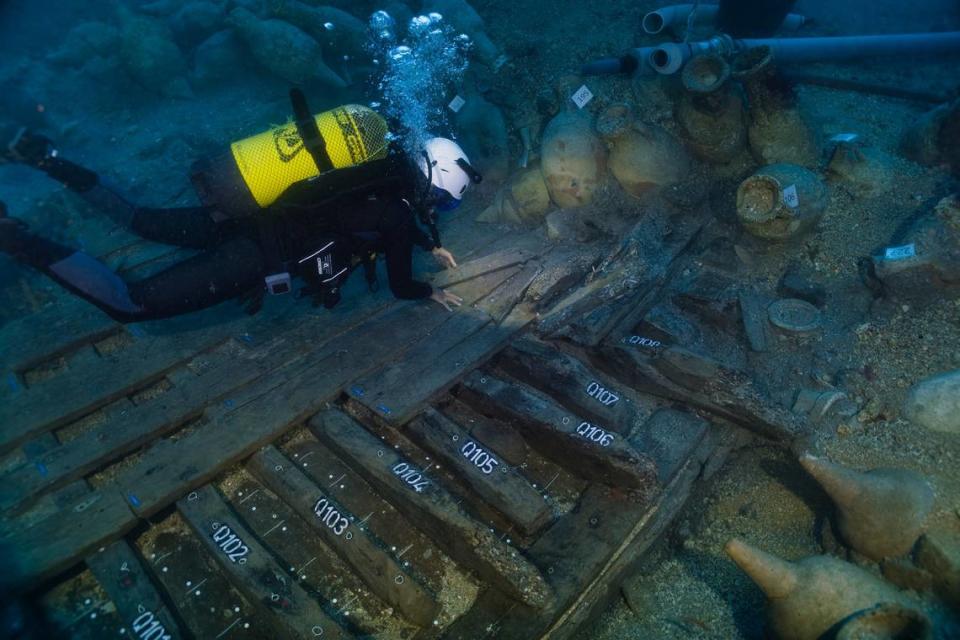 Buzos excavan el antiguo naufragio romano.