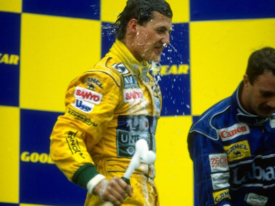 Zweites Jahr, erster Sieg: Am 30. August 1992 stand Michael Schumacher zum ersten Mal ganz oben auf dem Siegertreppchen. Auf dem belgischen Traditionskurs Spa Francorchamps gewann der damals 23-jährige Kerpener vor Formel-1-Ikone Nigel Mansell. Am Ende der Saison wurde der Newcomer Schumacher vor Stars wie Ayrton Senna und Gerhard Berger WM-Dritter. (Bild: Pascal Rondeau / Allsport / Getty Images)