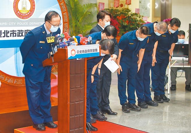 松山分局黑人之亂惹議，台北市警局日前公布關鍵的96秒監視器畫面自清，台北市警局長陳嘉昌（左）率警察向社會致歉。（本報資料照片）