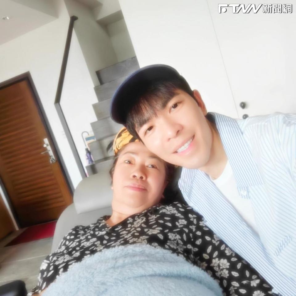 蕭敬騰提到媽媽已經出院了。（圖／翻攝蕭敬騰臉書）