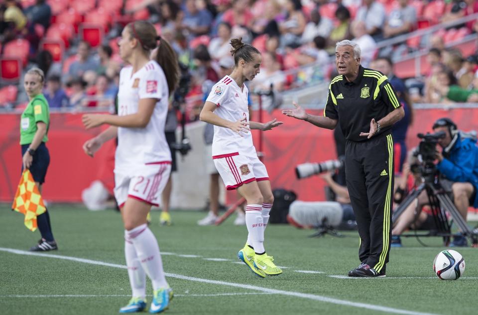 El entrenador de la selección española femenina gritando indicaciones a sus jugadoras en un partido en 2015