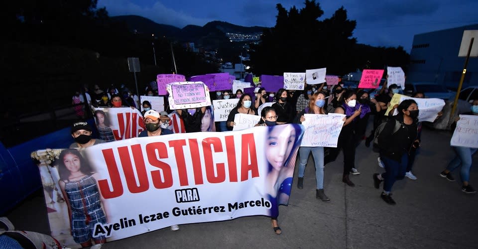 Mujeres con pancartas protestan por el feminicidio de Ayelín