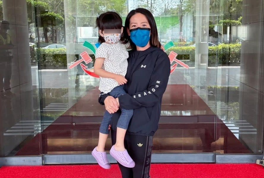 國民黨籍議員李中岑帶著3歲女兒開會，卻引發民進黨男議員不滿。李中岑提供