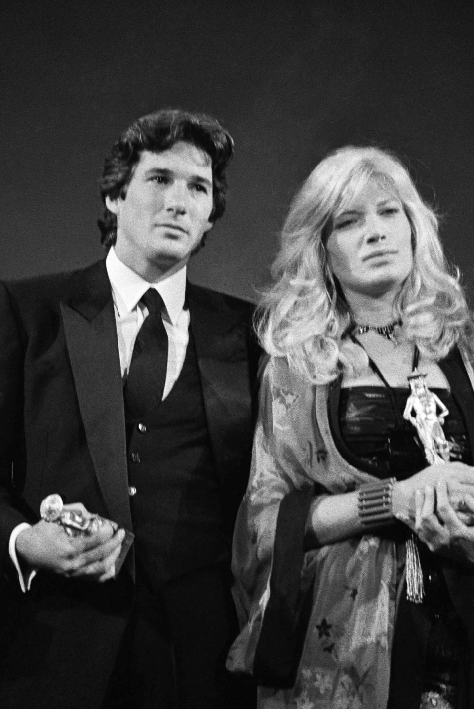 ARCHIVO – El actor estadounidense Richard Gere y la actriz italiana Monica Vitti muestran los premios David di Donatello que les otorgaron por sus papeles en “Days of Heaven” y “My Loves” en agosto de 1979. Monica Vitti, la versátil actriz de películas italianas como “L’Avventura” (“La aventura”) de Michelangelo Antonioni y estrella de comedias de la década de 1960, falleció. Tenía 90 años. (Foto AP, archivo)