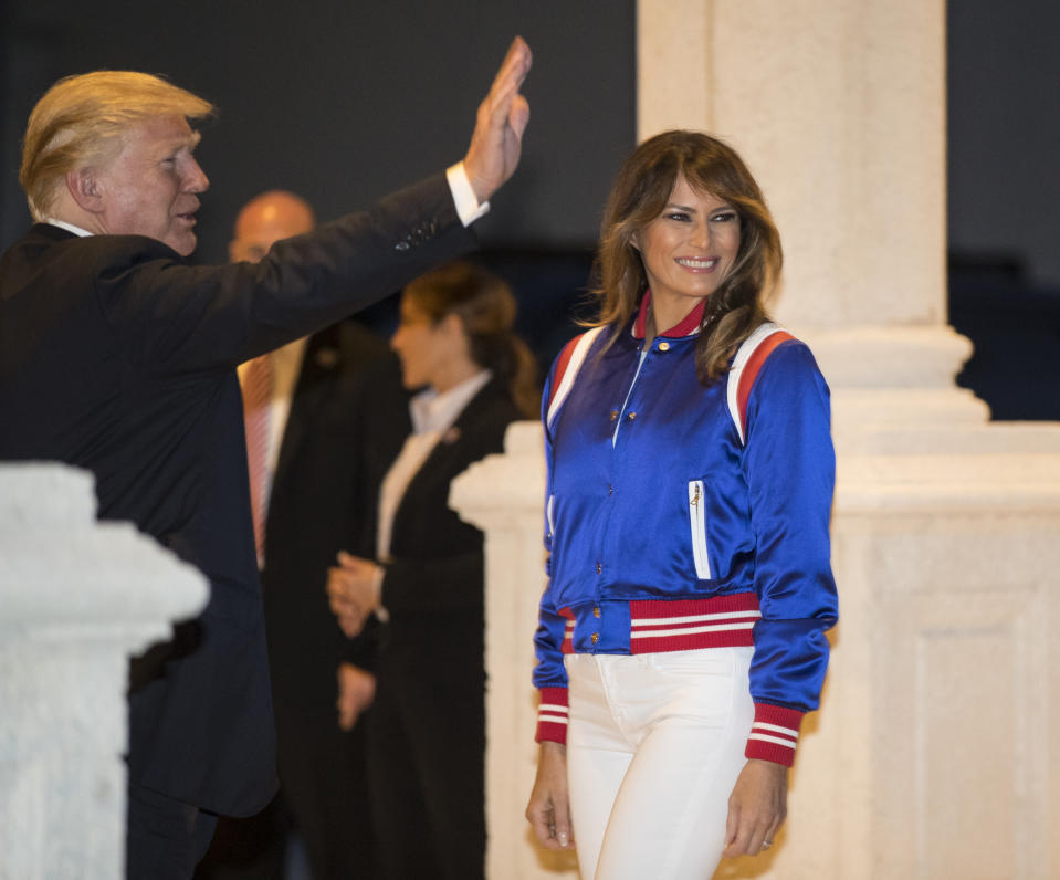 Así fue la fiesta de Trump para ver el Super Bowl: con porristas y Melania