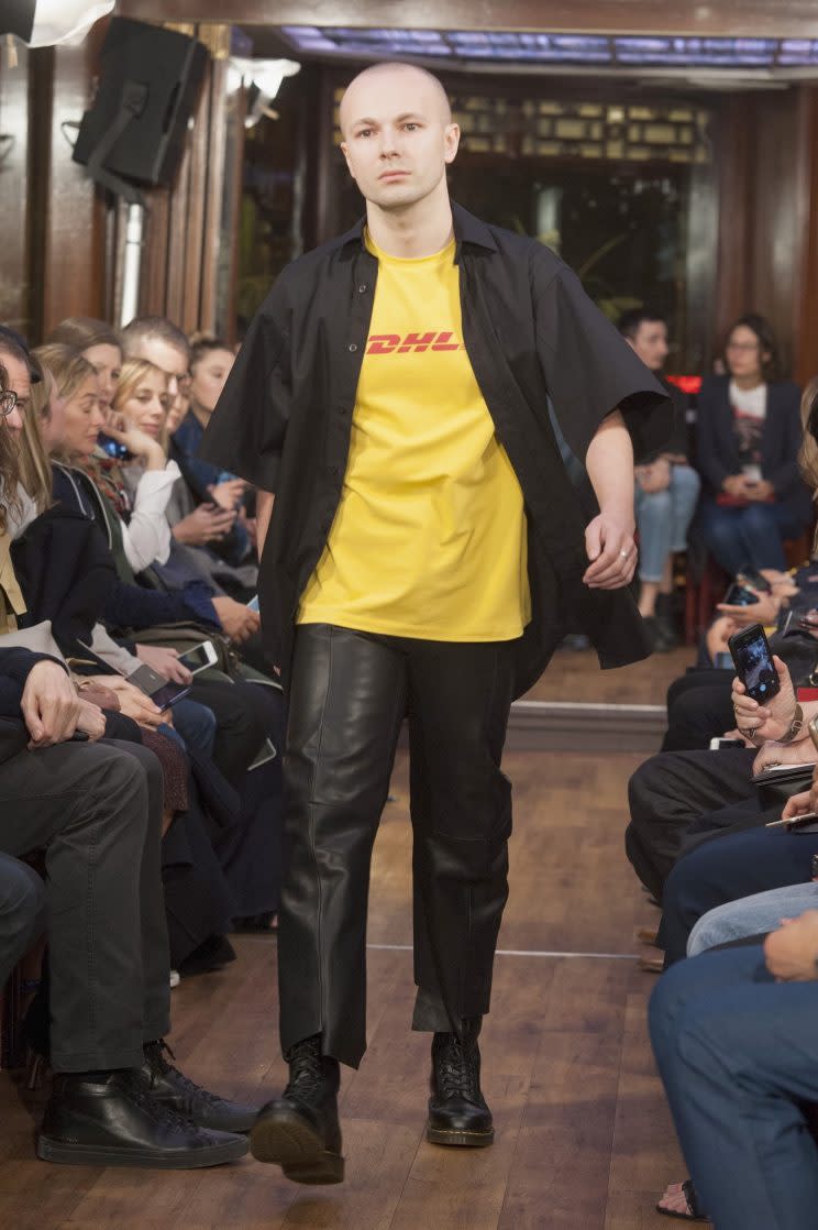 Vetements DHL