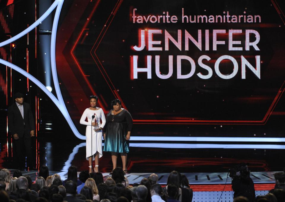 Jennifer Hudson, left, winner of the favorite humanitarian award and Julia Hudson, right, speak on stage at the 40th annual People's Choice Awards at the Nokia Theatre L.A. Live on Wednesday, Jan. 8, 2014, in Los Angeles. Looking on from left, presenter LL Cool J. (Photo by Chris Pizzello/Invision/AP)