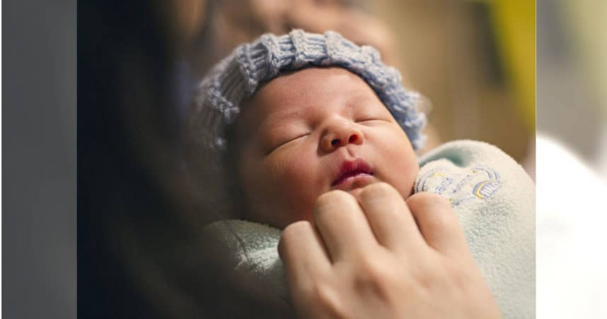 河北省有位媽媽剛誕下女嬰，婆婆因嫌棄是孫女當看不見。（示意圖／Canva）