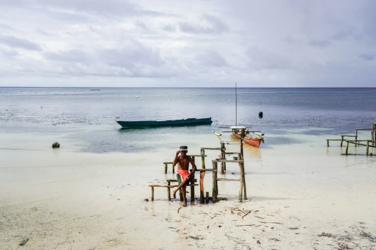 En la playa de Kadoda, cerca del pueblo de Pulu Papan donde viven pescadores de la tribu Bajau, el 3 de julio de 2024 en Indonesia (Jack MOORE)