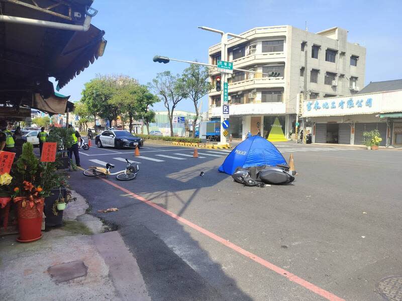 女騎士追撞後滾到車道  遭遊覽車輾過喪命 覃姓女子20日上午騎機車經過嘉義市林森西路與民權 路口，覃女追撞前方腳踏車後，倒地滾至車道，遭遊 覽車輾過，覃女送醫不治，後續由警方調查事故原 因。  （警方提供） 中央社記者姜宜菁傳真  113年4月20日 