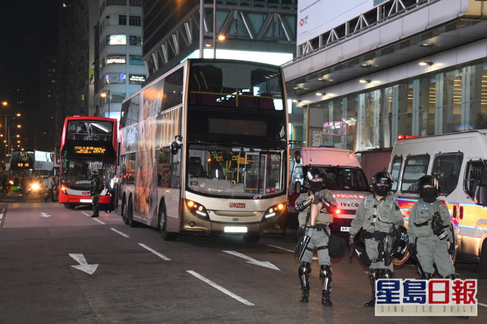 去年12月中旺角發生示威衝突，有人按下巴士緊急死火掣致阻礙交通。 資料圖片