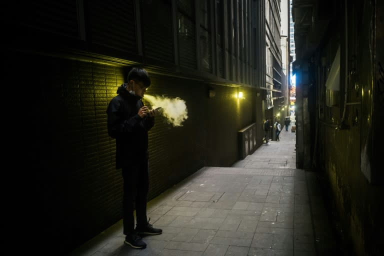 Una persona fuma un cigarrillo electrónico en un callejón de Hong Kong, en esta imagen de archivo (Anthony WALLACE)