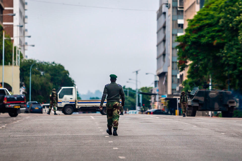 <p>Zimbabwean soldiers stand at an intersection as they regulate traffic in Harare on Nov. 15, 2017. (Photo: AFP/Getty Images) </p>