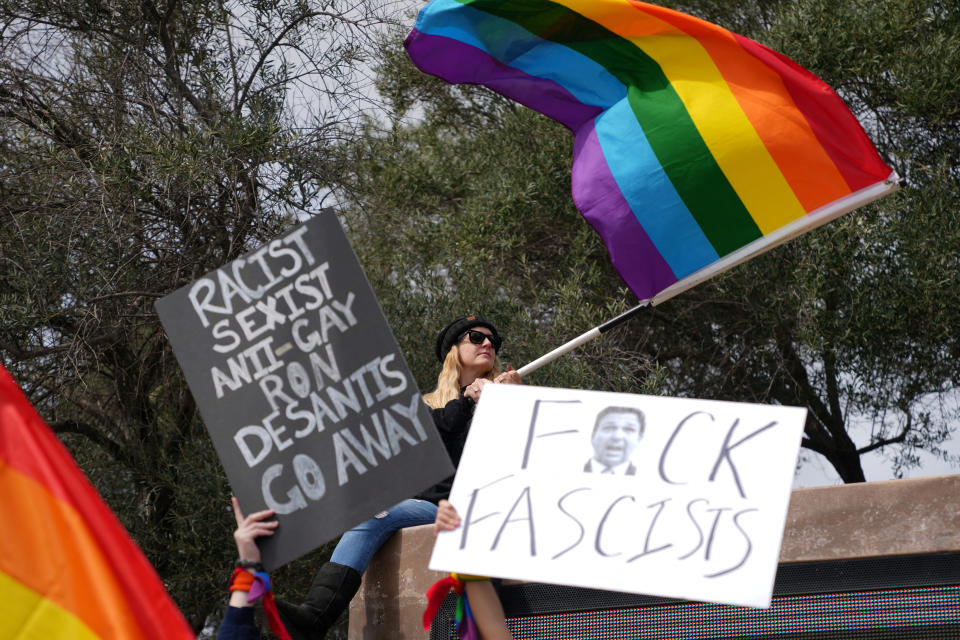 Demonstrierende protestieren gegen einen Auftritt von DeSantis in der Ronald Reagan Presidential Library in Simi Valley, Kalifornien. (Bild: REUTERS/Allison Dinner