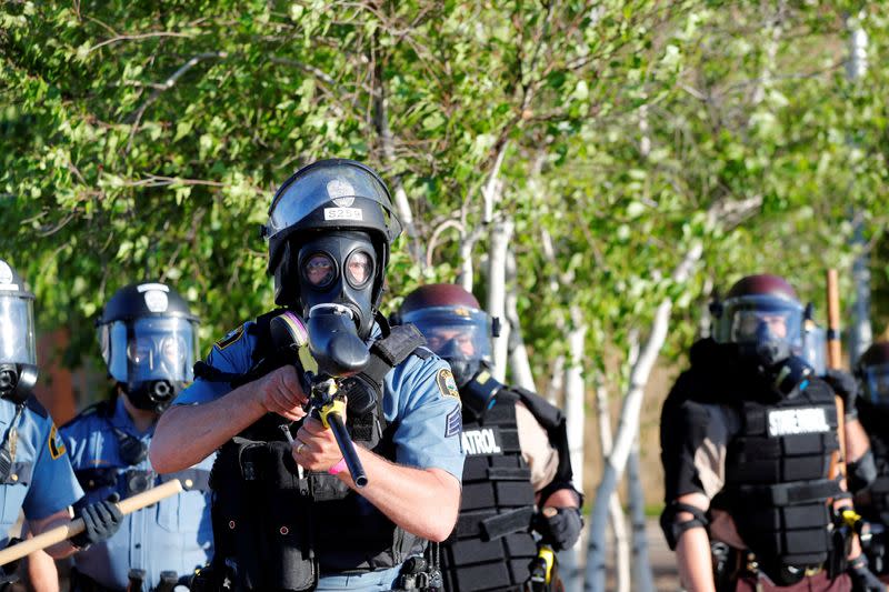 Los agentes de policía se enfrentan a los manifestantes en Minnesota, EEUU, el 28 de mayo de 2020