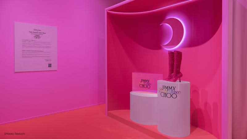 JIMMY CHOO在東京六本木博物館「美少女戰士」展覽上所展示的水晶訂製過膝長靴。（藍鐘提供）