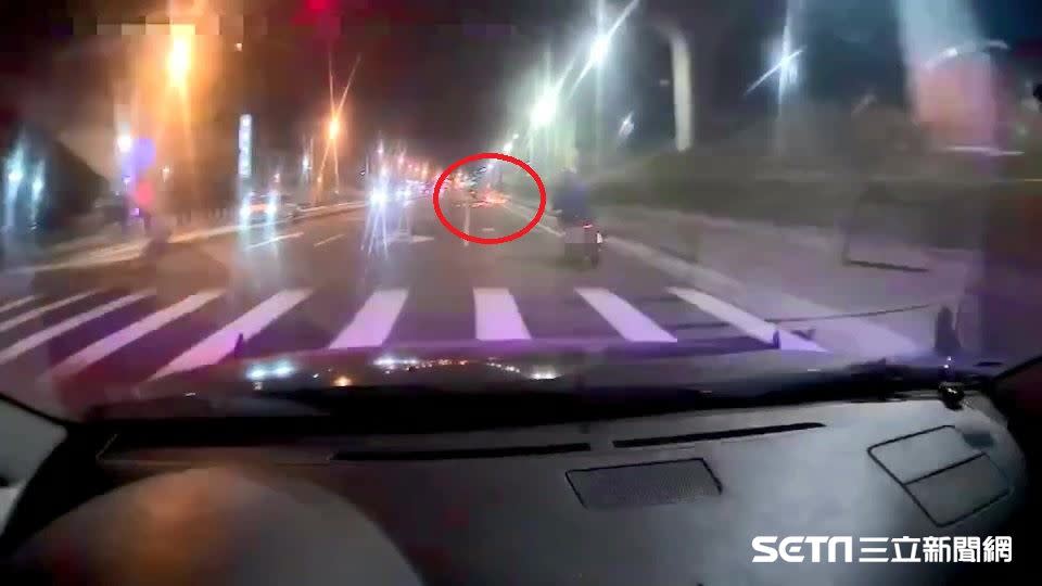 警車行車紀錄器錄下陳男自摔經過。（圖／翻攝畫面）