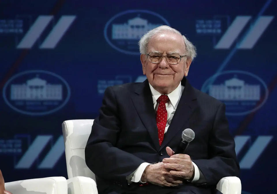 Warren Buffett sagt, künstliche Intelligenz konnte die Gesellschaft schon lange vor ChatGPT transformieren. - Copyright: Alex Wong/Getty Images