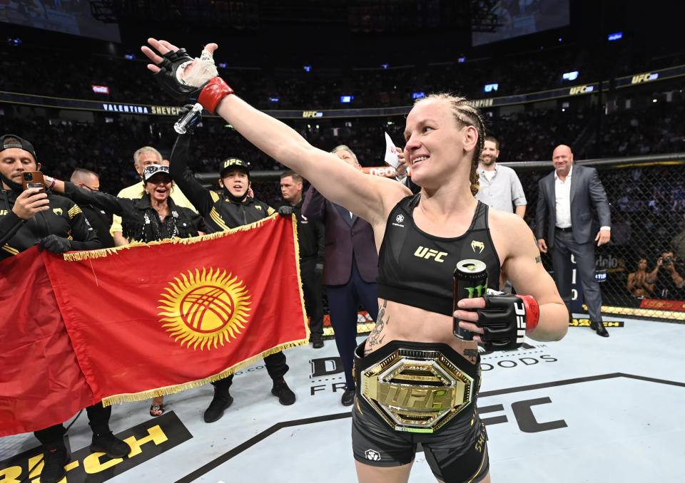 LAS VEGAS, NEVADA - 25 DE SEPTIEMBRE: Valentina Shevchenko de Kirguistán celebra su nocaut sobre Lauren Murphy en su pelea por el campeonato de peso mosca de UFC durante el evento UFC 266 el 25 de septiembre de 2021 en Las Vegas, Nevada.  (Foto de Jeff Bottari/Zuffa LLC)