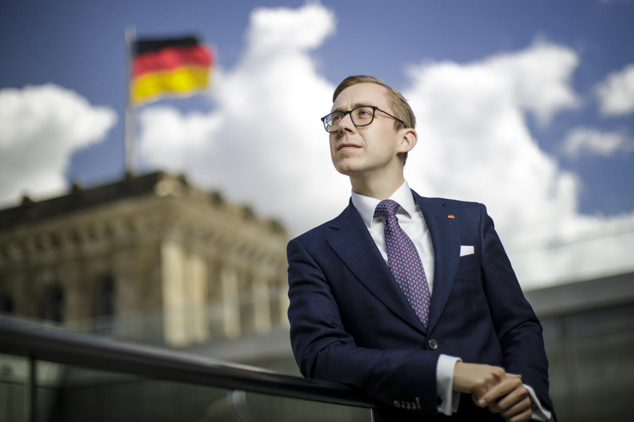 Philipp Amthor bei einer Photosession vor dem Reichstag im Mai 2020 (Bild: Janine Schmitz/Photothek via Getty Images)